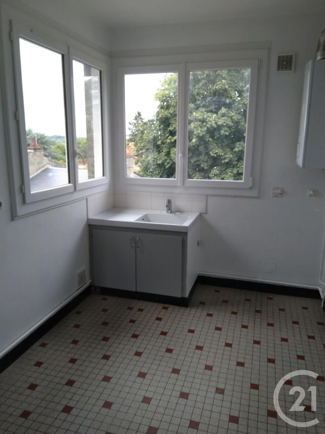 Afficher la photo en grand Appartement F4 à louer - 4 pièces - 90.0 m2 - PARTHENAY - 79 - POITOU-CHARENTES - Century 21 Amb Immobilier