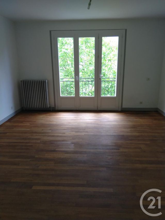 Afficher la photo en grand Appartement F4 à louer - 4 pièces - 90.0 m2 - PARTHENAY - 79 - POITOU-CHARENTES - Century 21 Amb Immobilier