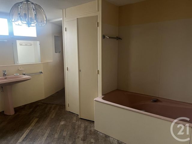 Appartement F4 à vendre - 6 pièces - 153.68 m2 - PARTHENAY - 79 - POITOU-CHARENTES - Century 21 Amb Immobilier