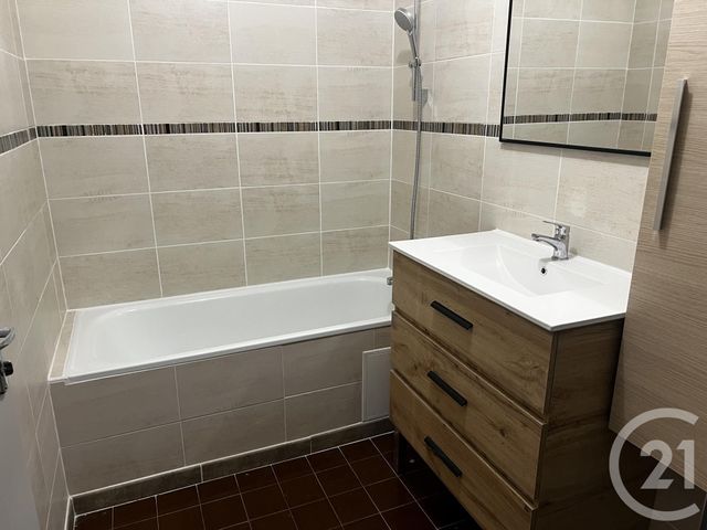 Appartement T3 à vendre - 4 pièces - 65.14 m2 - PARTHENAY - 79 - POITOU-CHARENTES - Century 21 Amb Immobilier